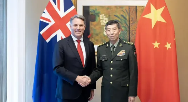中防長（圖右）與澳防長（圖左）在香格里拉對話會舉行雙邊會談。 圖：翻攝自老高評論