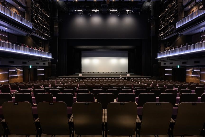 「THEATER MILANO-Za」設置特殊舞台設備、以及可調性極佳的觀眾席，可享有舞台與觀眾席融為一體的觀劇體驗。 圖：©️TOKYU KABUKICHO TOWER／提供