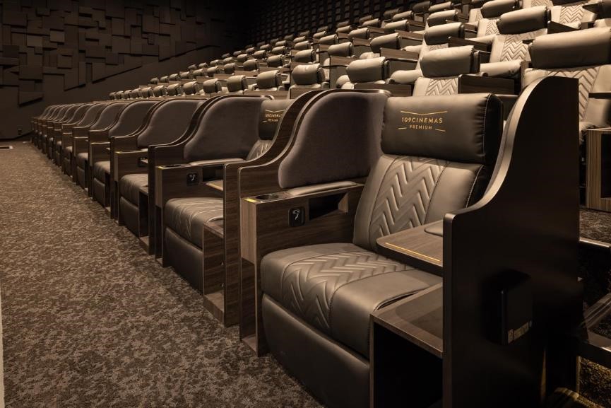 「109 CINEMAS PREMIUM新宿」，所有座席都是講究舒適度的特等座位，另外還有3面環繞的廣角劇院及充滿高級感的交誼廳，提供唯有這裡才有的奢華觀影體驗。 圖：©️TOKYU KABUKICHO TOWER／提供