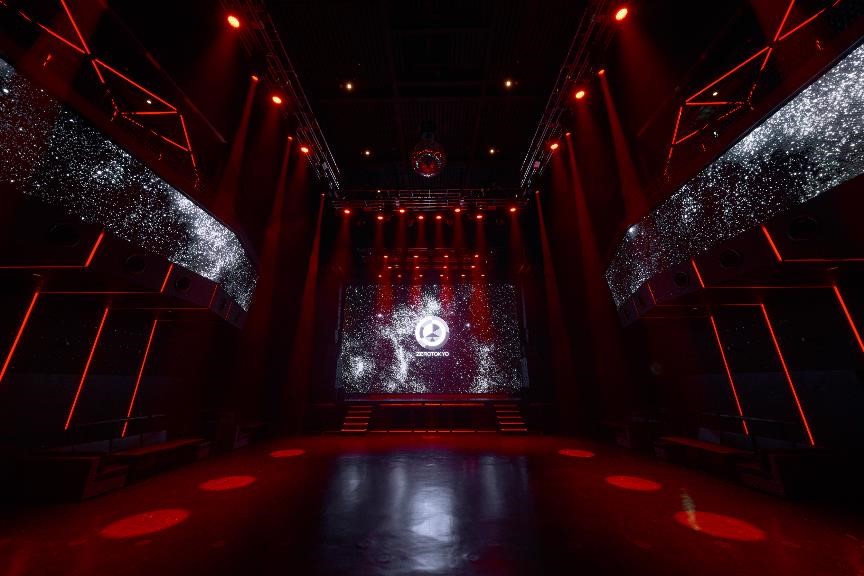 夜間登場的「ZEROTOKYO」，是日本國內最大規模的夜間娛樂設施，邀請海內外DJ、歌手，舉辦一場又一場充滿話題性的活動。 圖：©️TOKYU KABUKICHO TOWER／提供