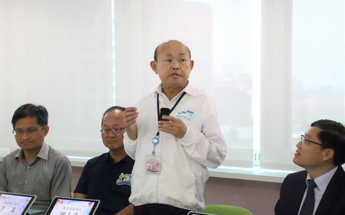 教育局副局長歐人豪表示，感謝南亞科技捐贈遠距設備為新北市的偏鄉打造優質的數位教學環境。 圖：新北市教育局提供