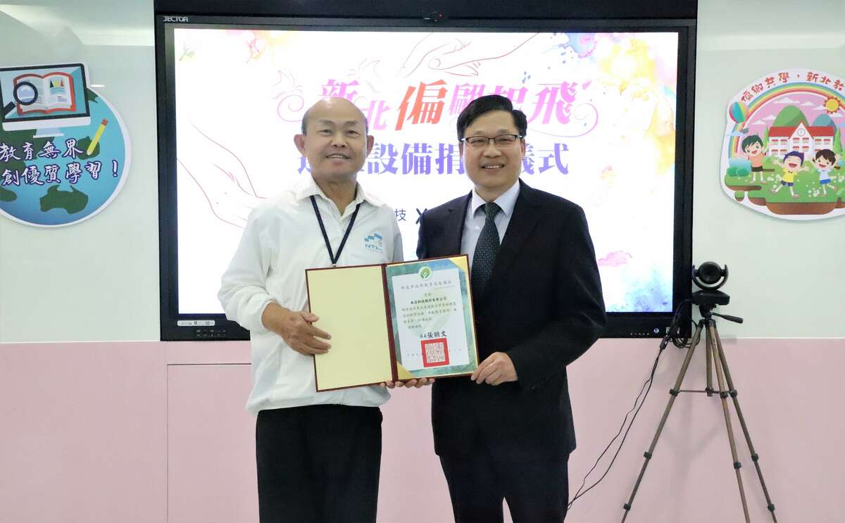 教育局副局長歐人豪(左)致贈感謝狀予南亞科技副總經理吳志祥(右)。 圖：新北市教育局提供