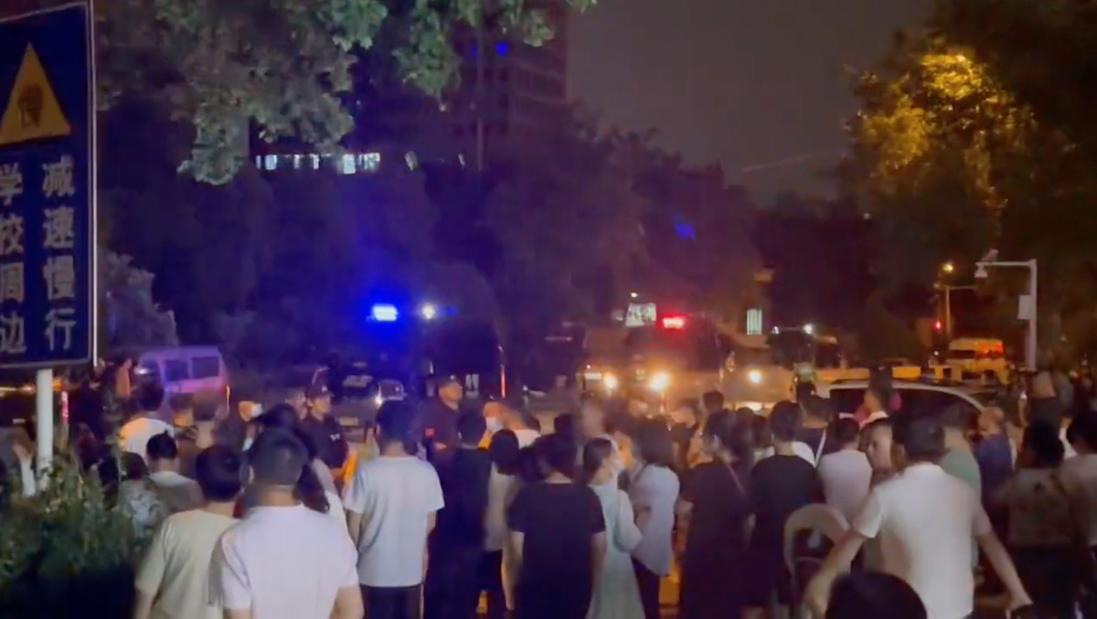 武漢一所國小的家長因學區劃分不公，走上街頭抗議。 圖：翻攝自推特「李老師不是你老師」