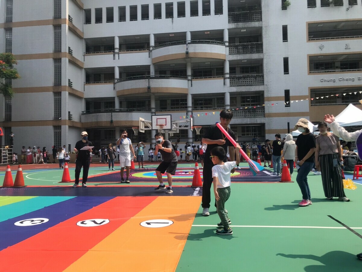 新北市兒童田徑聯賽-單手肩上擲標槍。 圖：新北市體育處/提供