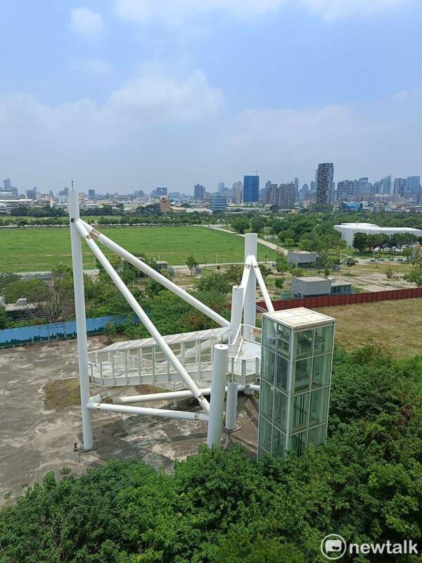 胡志強市長任內蓋的台灣塔模組，被戲為「遺跡」。   唐復年/攝