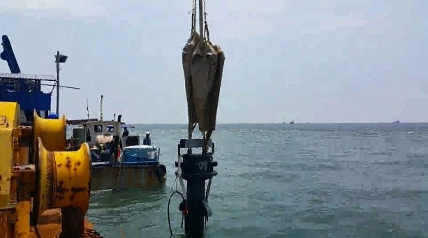 106年八里污水廠海放管豎管安裝作業情形。 圖：新北市水利局提供