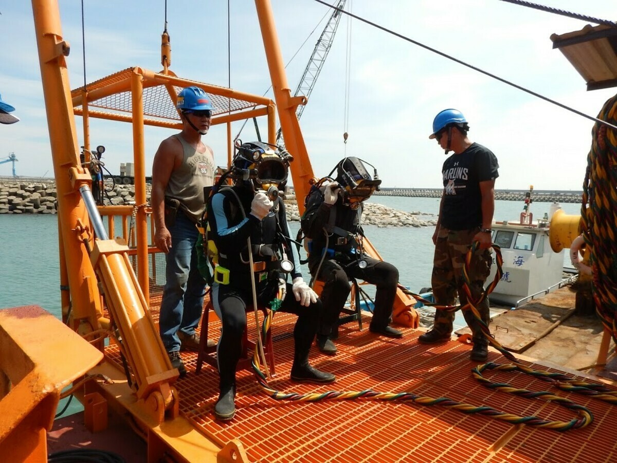 106年八里污水廠海放管修繕潛水員準備執行水下作業。 圖：新北市水利局提供