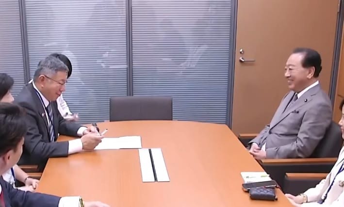 民眾黨主席柯文哲（左）訪問日本，與日本前首相野田佳彥會面，從影片就知道野田佳彥是一個人，但民眾黨仍發新聞稿稱「柯文哲受到熱烈歡迎」。 圖：翻攝自柯文哲臉書影片