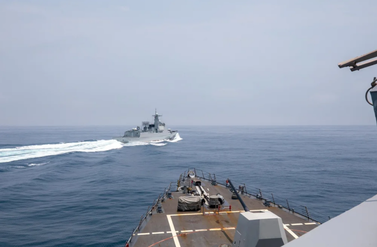 中國蘇州艦與美國軍艦差點相撞。中國軍艦為迫使美艦改變航道「鬼切」，險些撞上美軍鍾雲號驅逐艦。 圖：翻攝自軍武吐槽軍