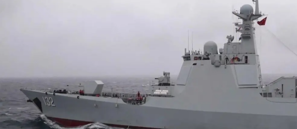 影片中的中國軍艦是 052DL 中華神盾驅逐艦蘇州艦。 圖：翻攝自軍武吐槽軍