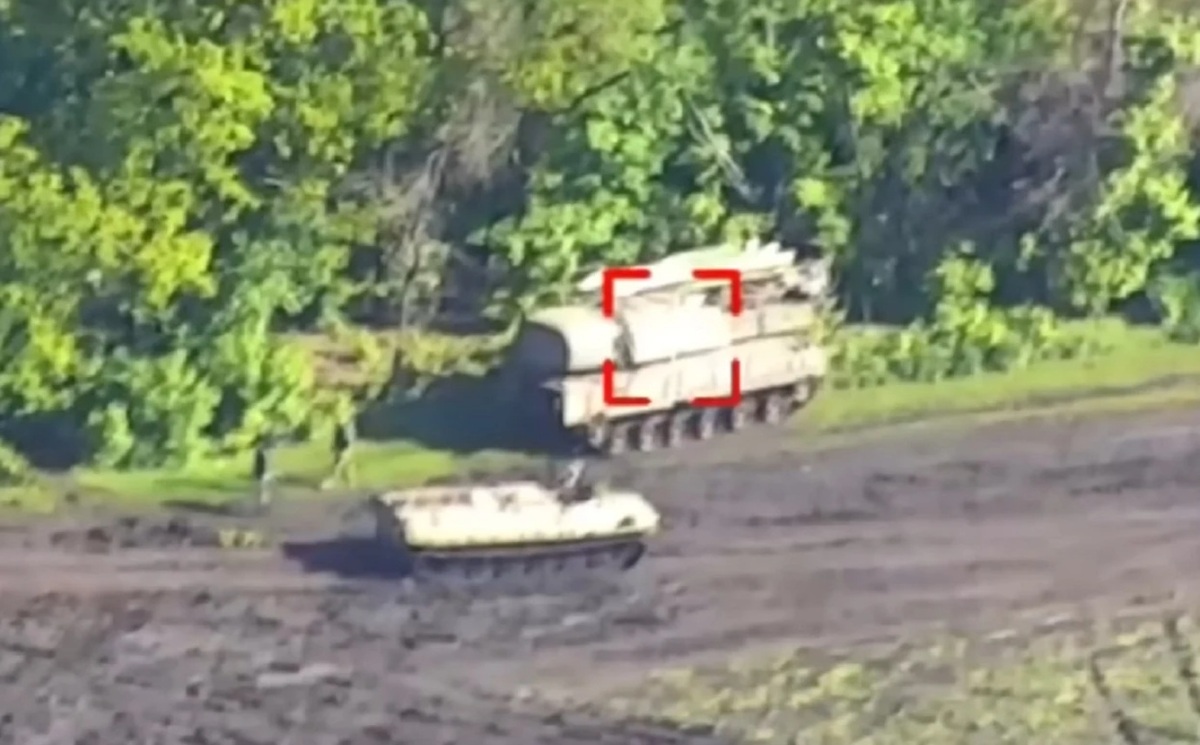 烏克蘭安全局在YouTube上公布影片，稱烏軍無人機發現俄軍防空系統移動部署，並發動攻擊。 圖：YouTube / Служба безпеки України 截圖