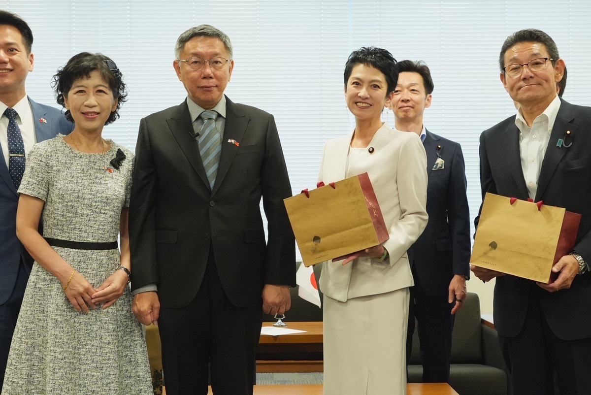 民眾黨總統參選人柯文哲今前往拜會立憲民主黨參議員、日台議員懇談會會長「台灣女兒」蓮舫等人。 圖：民眾黨 / 提供