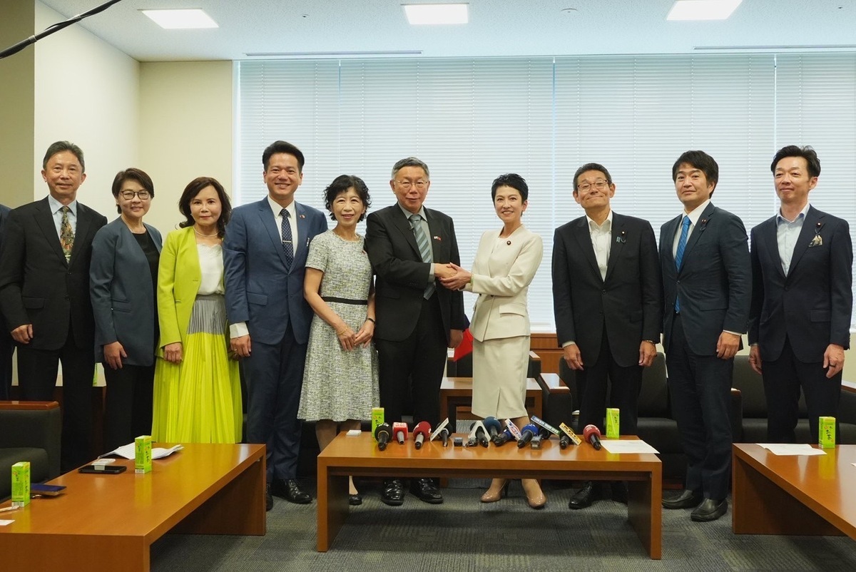 民眾黨總統參選人柯文哲今前往拜會立憲民主黨參議員、日台議員懇談會會長「台灣女兒」蓮舫等人。 圖：民眾黨 / 提供