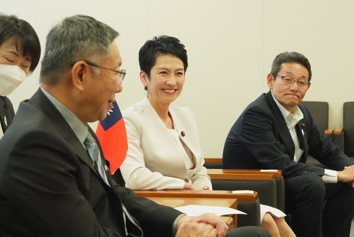 民眾黨總統參選人柯文哲今前往拜會立憲民主黨參議員、日台議員懇談會會長「台灣女兒」蓮舫等人。 圖：民眾黨 / 提供