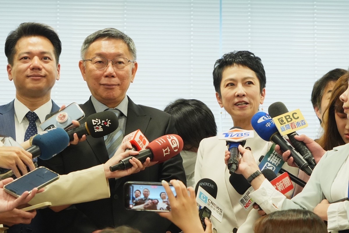 民眾黨總統參選人柯文哲今前往拜會立憲民主黨參議員、日台議員懇談會會長「台灣女兒」蓮舫等人。 圖：民眾黨 / 提供