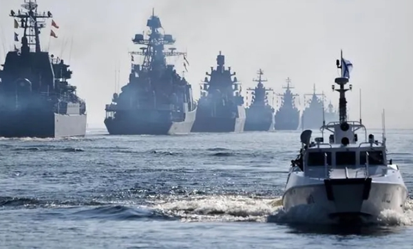 俄太平洋艦隊新聞處對外宣佈，該艦隊已經在日本海與鄂霍次克海進行實彈軍演，參演艦隻多達 60 多艘，軍機 30 多架，軍事人員一共11,000多人。 圖 : 翻攝自真知見