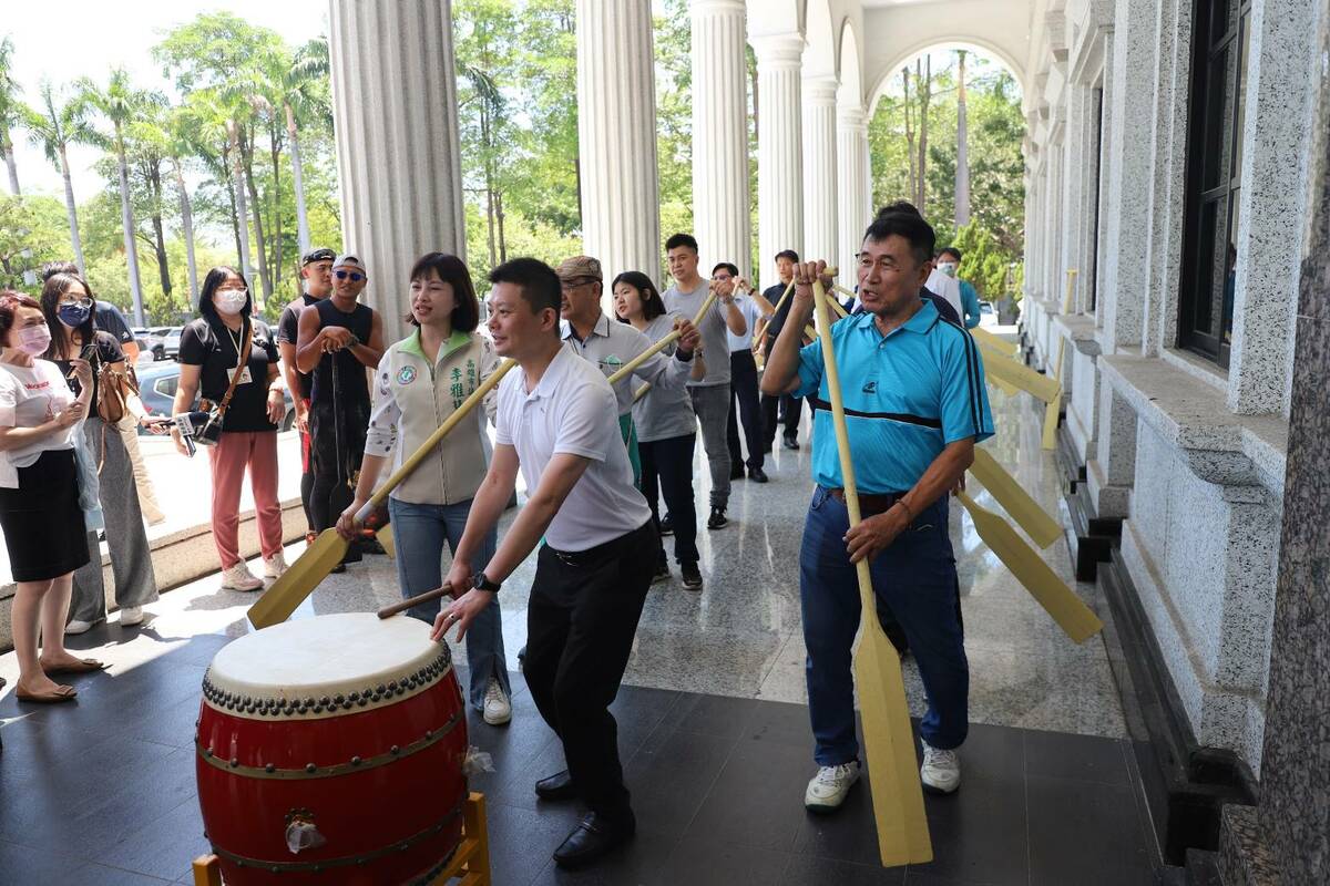 高市議會龍舟隊加緊陸上操兵。 圖：高雄市議會提供