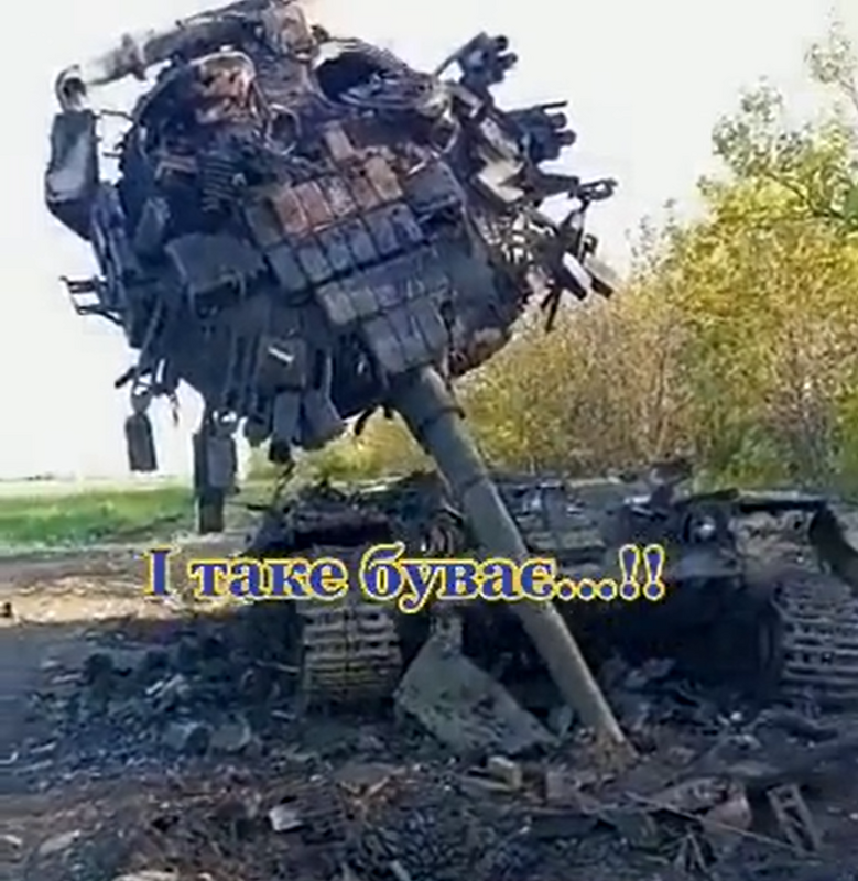 破壞的俄軍坦克嚴重變形，炮塔直直插在地上，就在機身旁邊，周圍散落著毀壞的坦克零件。 圖：翻攝自John Zhang推特