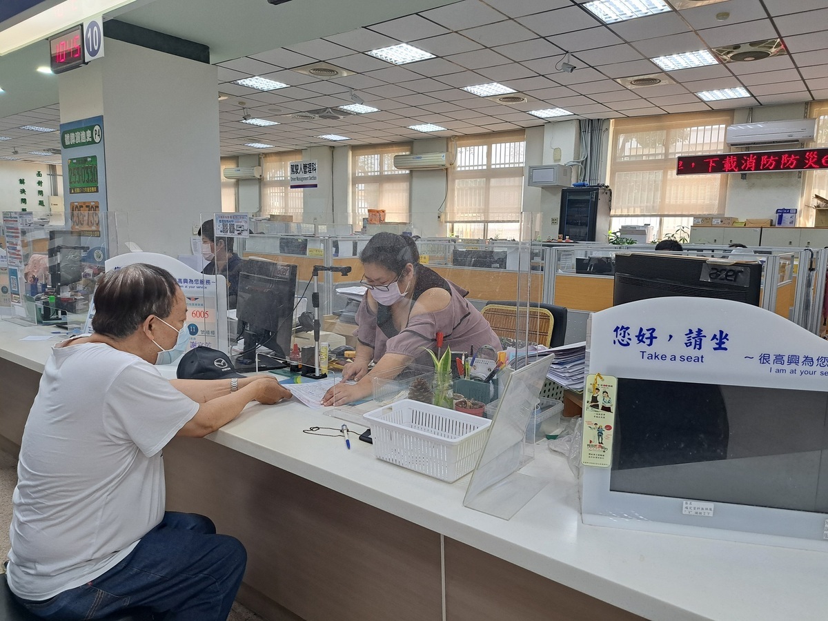 職業駕駛人至監理單位臨櫃辦理審驗。 圖：台北區監理所提供