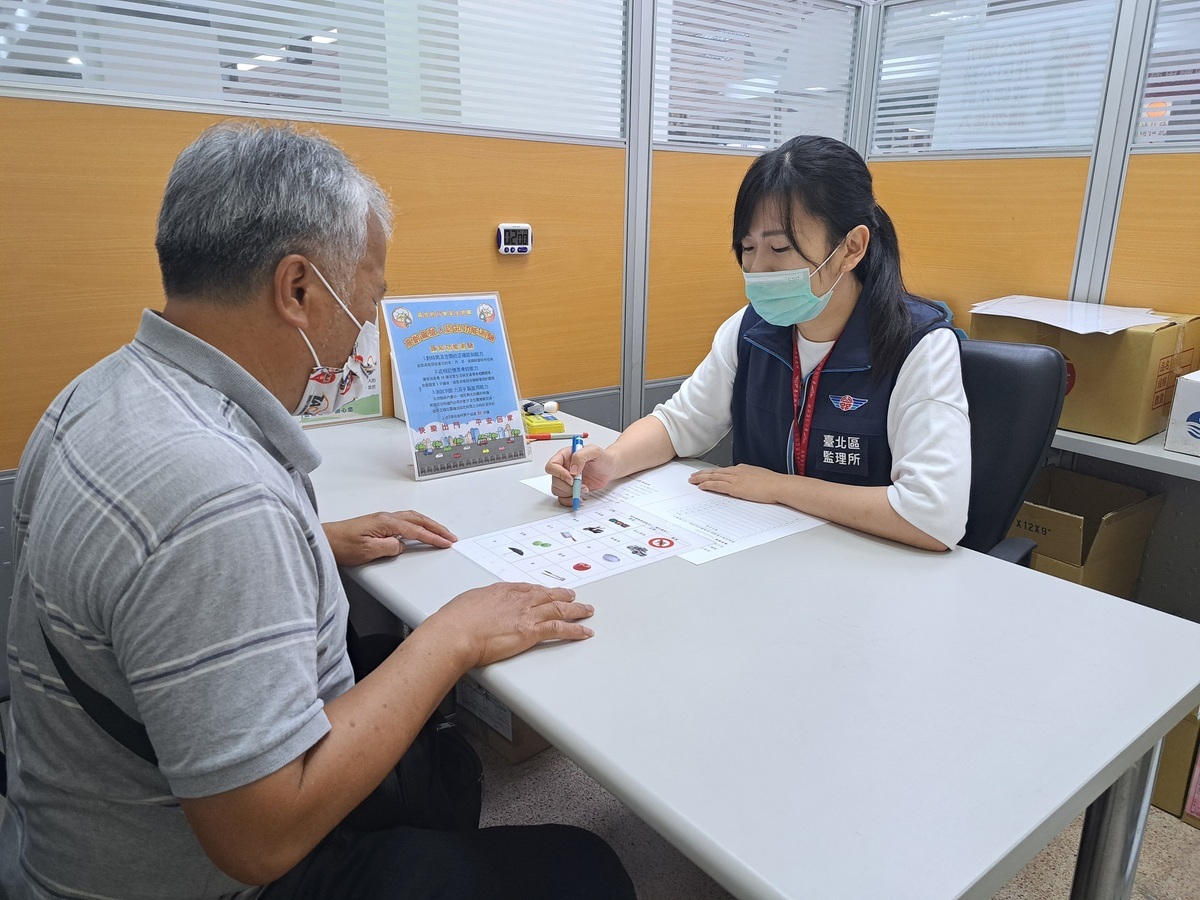 特定年齡職業駕駛人接受認知功能測驗。 圖：台北區監理所提供