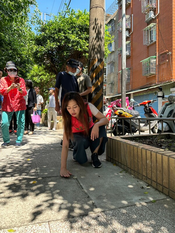 張嘉玲特別邀集立委江永昌、新北市教育局、交通局、養工處等單位，進行復興國小周邊人行道整修會勘。 圖：張嘉玲辦公室提供