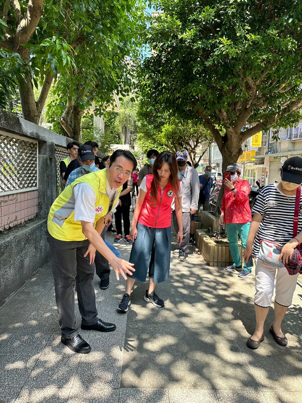 張嘉玲盼能在颱風季來臨前，協助校方爭取經費進行人行道整體改善，以維護學童行走安全。 圖：張嘉玲辦公室提供