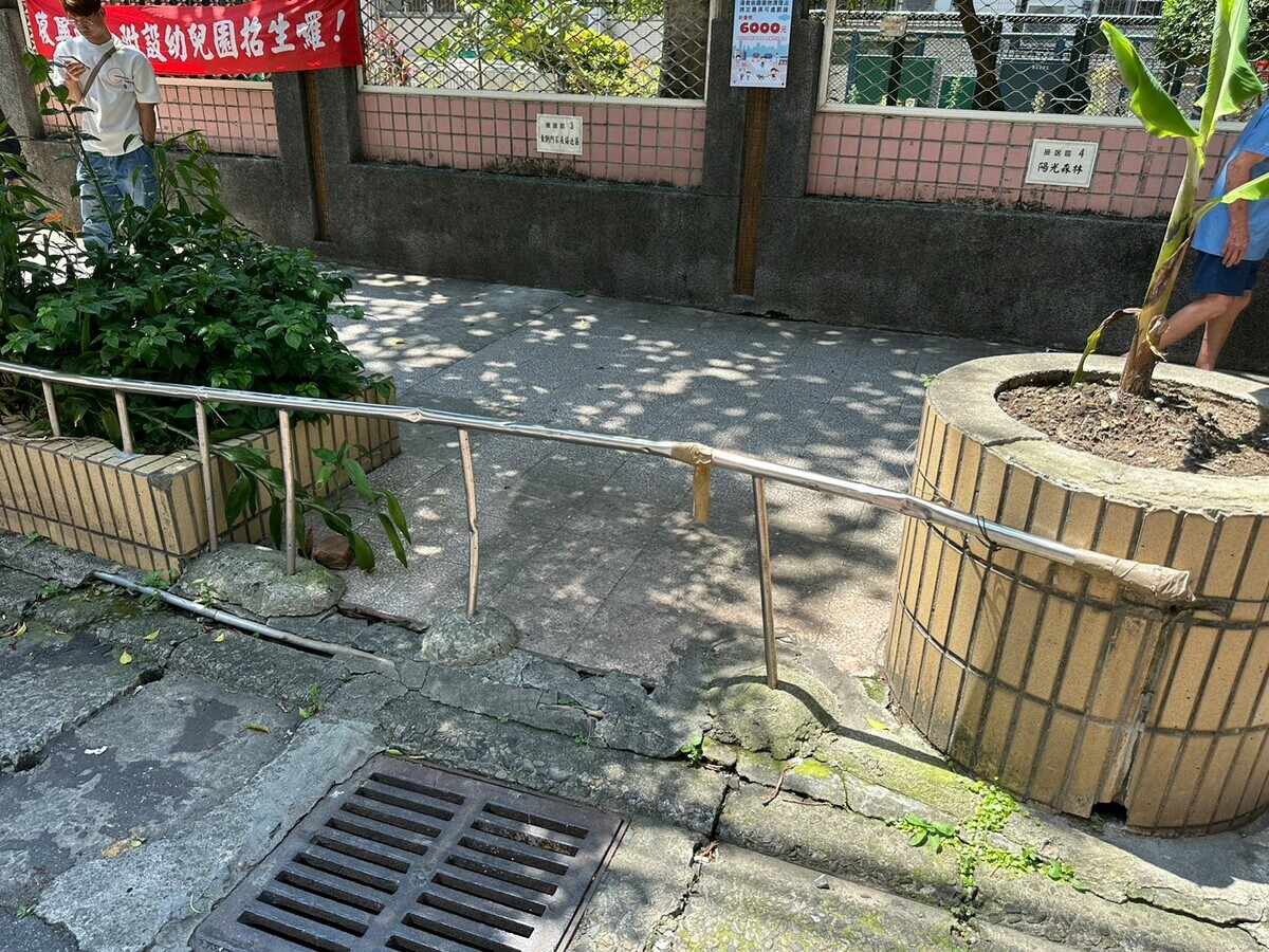 復興國小牆外周邊人行道已超過30餘年歷史，年久失修，路面高低差破損嚴重，加上花台損壞，路樹竄根毫無維護，對於復興國小1800位學童與用路人而言，已造成安全上之嚴重威脅。 圖：張嘉玲辦公室提供