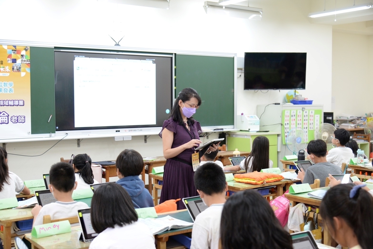 國語輔導團老師張嘉倫利用學習吧發派任務，讓學生學習網頁閱讀策略。 圖：新北市教育局提供