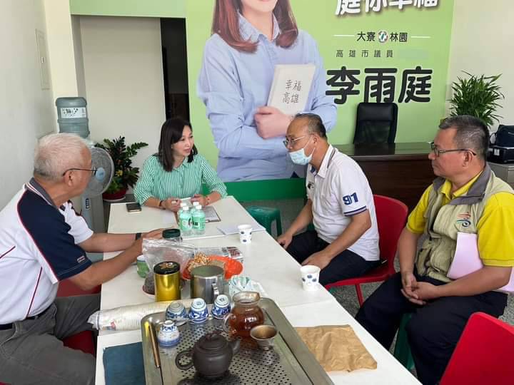 李雨庭(左二)表示服務處經常協助民眾處理糾紛協調案件。 圖：翻攝李雨庭臉書