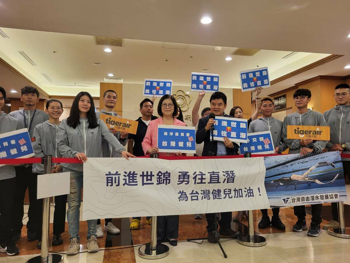 綠委替台灣健兒加油。 圖：陳佩君／攝