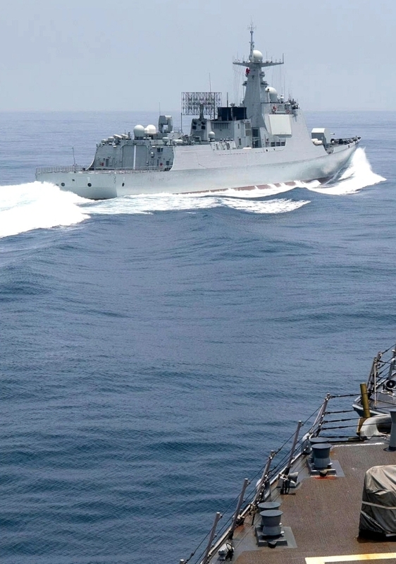 伯克級「鍾雲」號差點與解放軍艦相撞後，美軍印太司令部發表聲明稱，確認攔截自己的是中國海軍 052D 型 132 「蘇州」號驅逐艦。 圖 : 翻攝自河東三叔