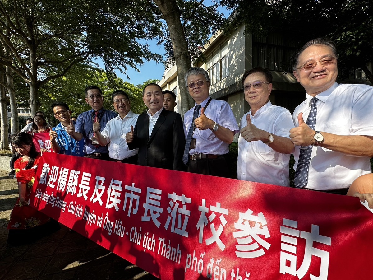 新北市長侯友宜率領市府團隊與新竹縣政府團隊於明新科技大學進行市政交流。 圖：新北市青年局提供