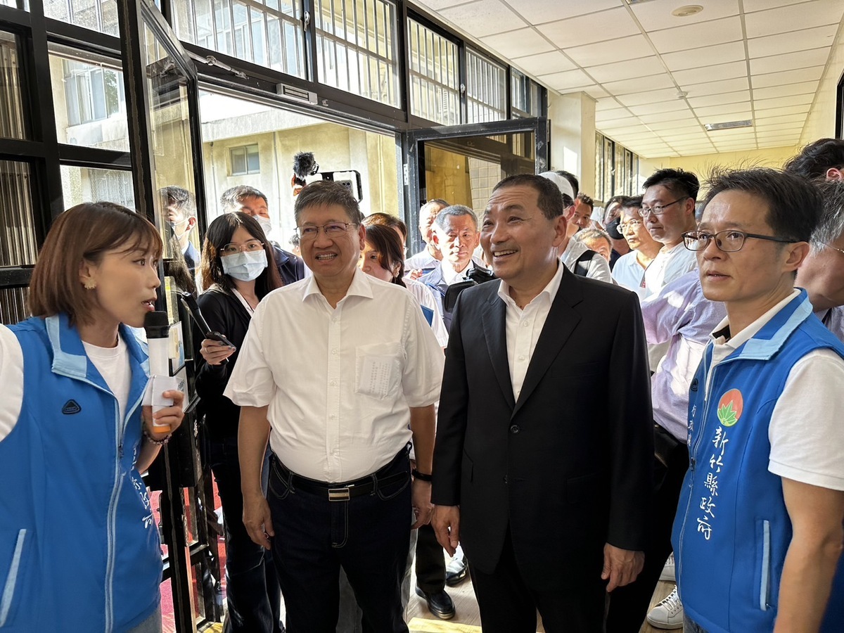 新北市長侯友宜與新竹縣長楊文科參訪新竹縣青創基地。 圖：新北市青年局提供