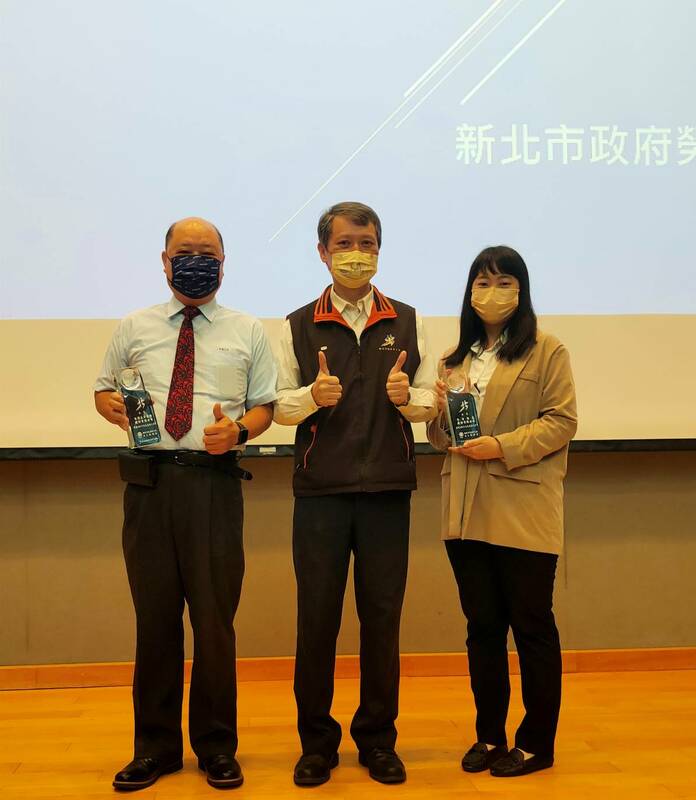 勞工局長陳瑞嘉頒獎表揚去年首屆參與的友善移工企業。 圖：新北市勞工局提供