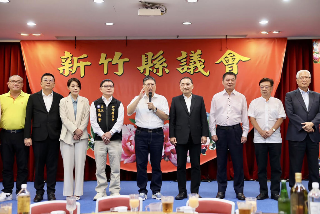國民黨總統參選人侯友宜6日拜會新竹縣議會，展現藍營團結力。 圖：侯友宜競辦提供