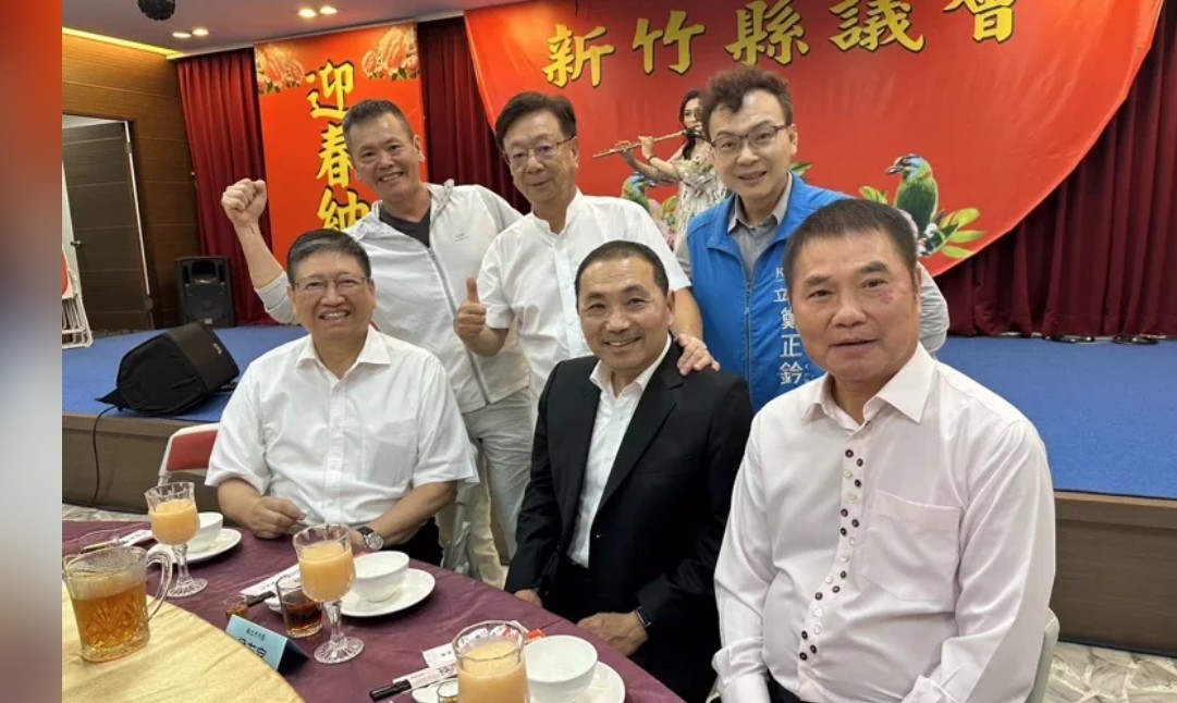 國民黨總統參選人侯友宜6日拜會新竹縣議會，展現藍營團結力。 圖：林為洲提供