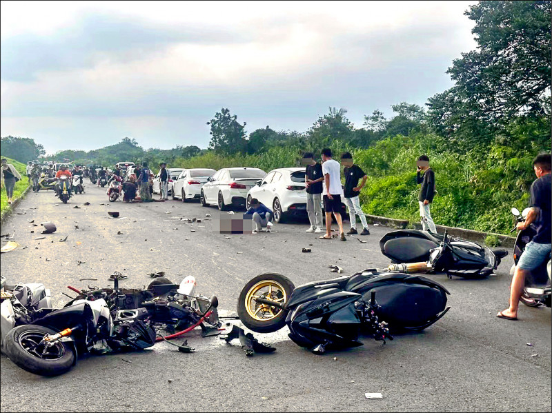 屏東縣高樹鄉防汛道路，日前發生4部機車互撞意外，造成2死3傷。 圖：翻攝自「翻轉大高屏交通違規」臉書