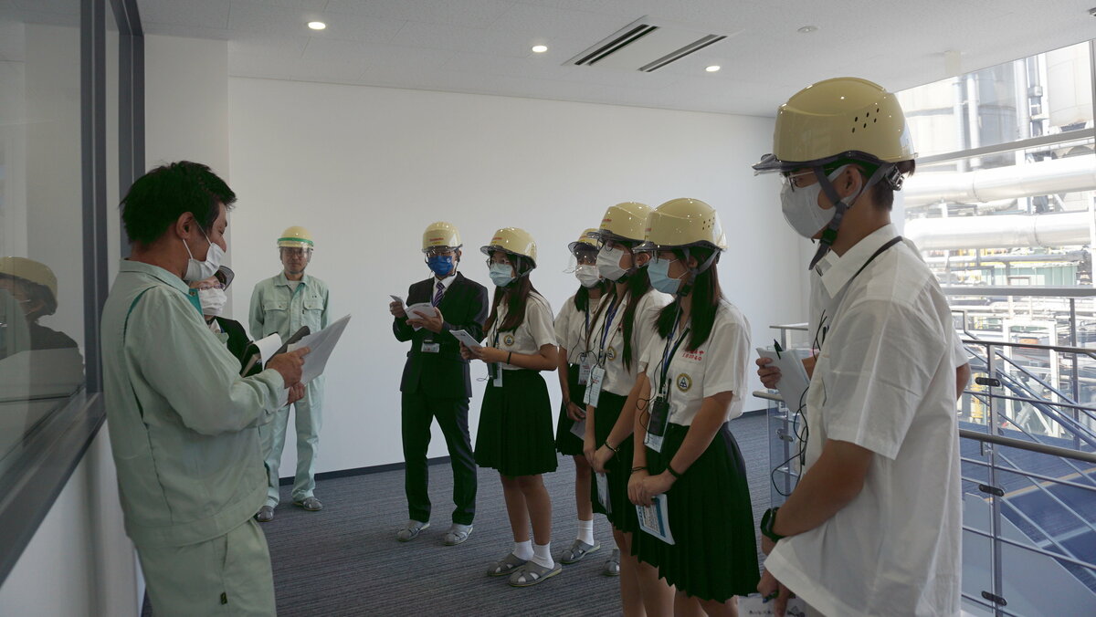 學生實地參觀日本石化工廠。 圖：林園高中提供
