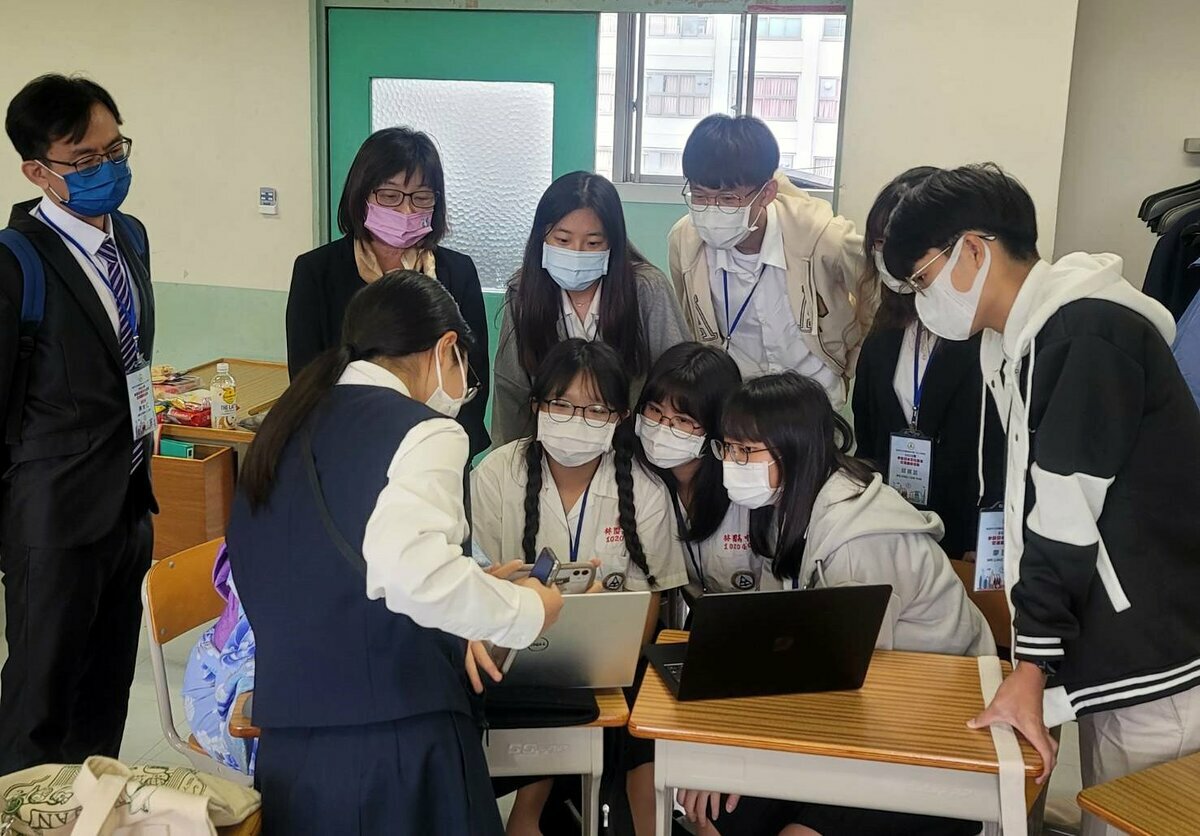 台日高中生共同討論。 圖：林園高中提供