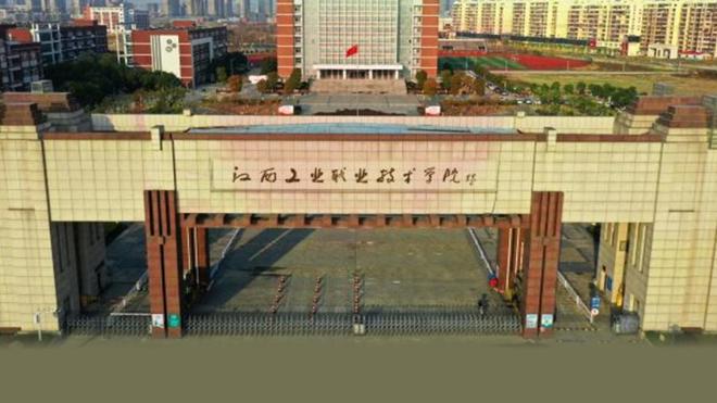 江西工業職業技術學院的涉事窗口依舊正常營業，但該窗口幾乎沒人去吃，近期食堂的人流量也大減。 圖：翻攝自網易