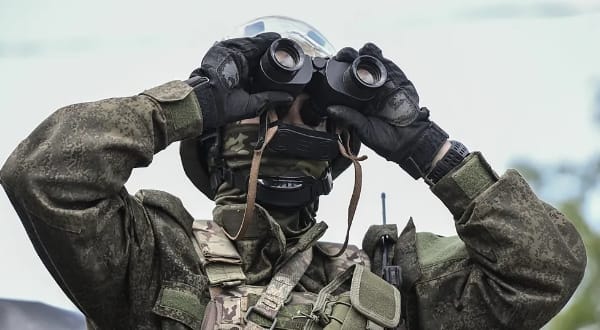 一名俄軍在扎波羅熱觀察烏軍動態。 圖 : 翻攝自澎派新聞