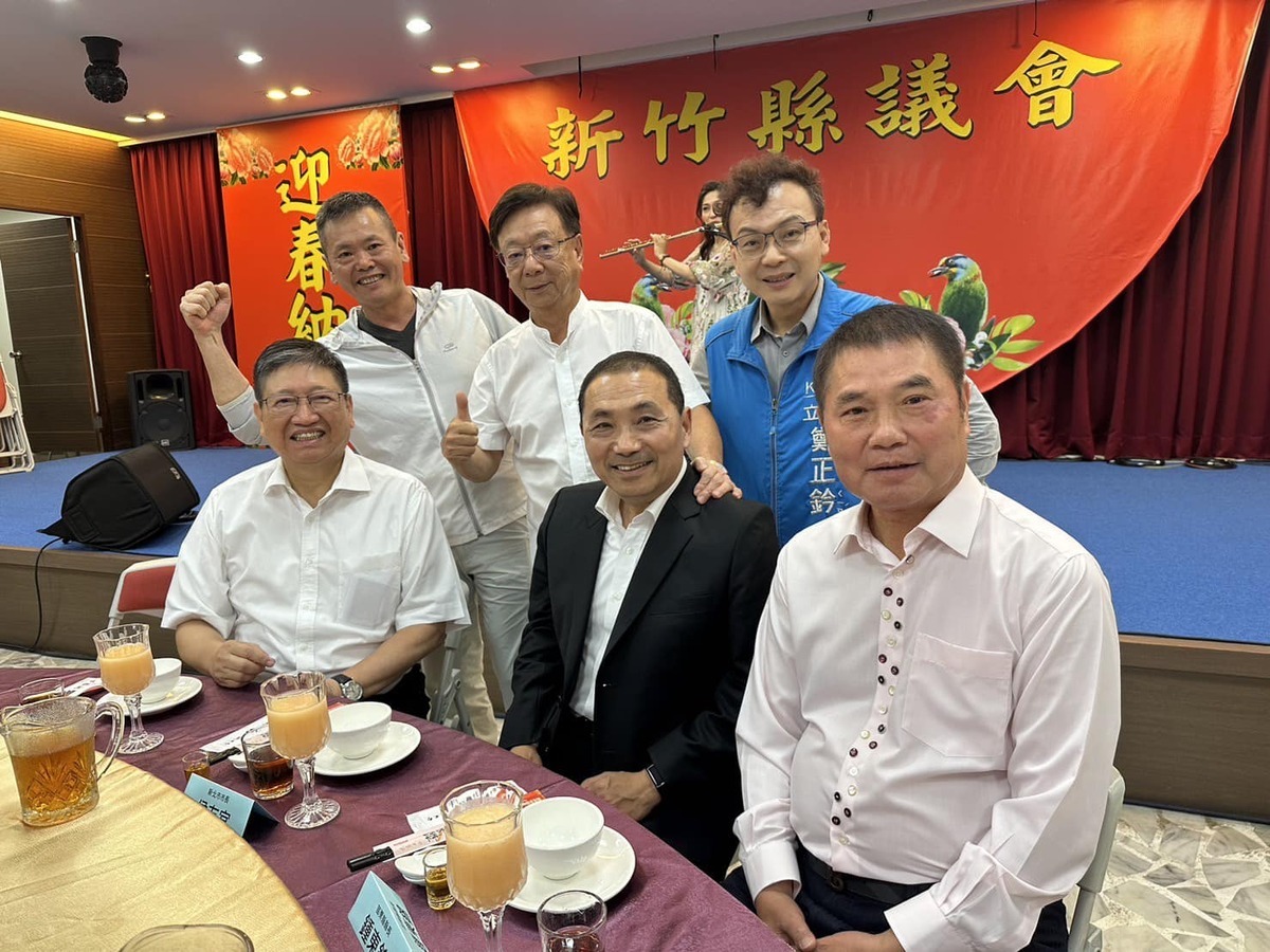 國民黨總統參選人侯友宜（前排中）與聯電榮譽副董事長宣明智（後排中）等人昨在新竹共進晚餐。 圖：翻攝國民黨立委林為洲臉書