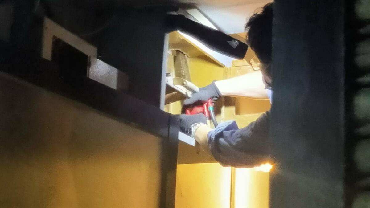 新北公安小組到場執行斷電。 圖：新北市城鄉局/提供