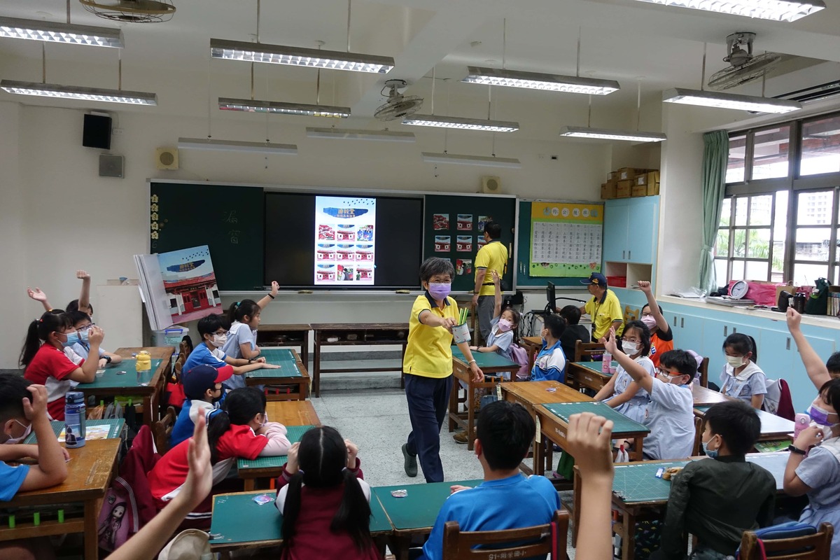 台北市教育局今(25)日表示，除了學校健康中心以及自主健康管理期間者需要佩戴口罩外，校園內及校車可以不用戴口罩，另外也開放家長可以進入校園。（示意圖） 圖：新北市文化局提供