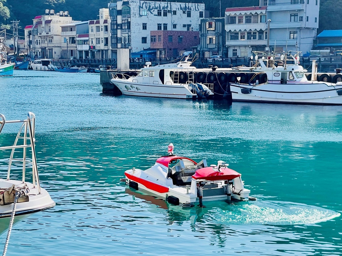 環保局與台灣湛藍海洋聯盟合作，以全電式海漂垃圾收集器「湛鬥機」淨海。 圖：新北市環保局提供