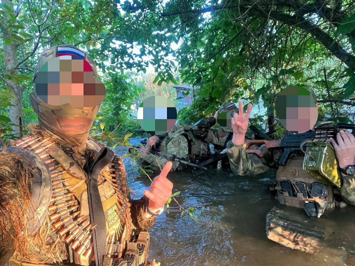 水壩被炸後，俄軍在赫爾松洪水淹沒的地區也被泡在齊腰深的水中。 圖：翻攝自推特帳號@NOELreports