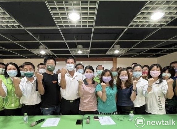 民進黨台南市黨部即日起呼應metoo行動，以最高的標準體檢黨部性平，特別對於性騷擾的標準。市黨部主委潘新傳並指示將於各大小的會議中進行教育宣導，並製作成「性騷調查」以匿名問卷的方式，提醒如有在職場遇到相關性騷的狀況都可以向黨部投訴。 圖：黃博郎／攝