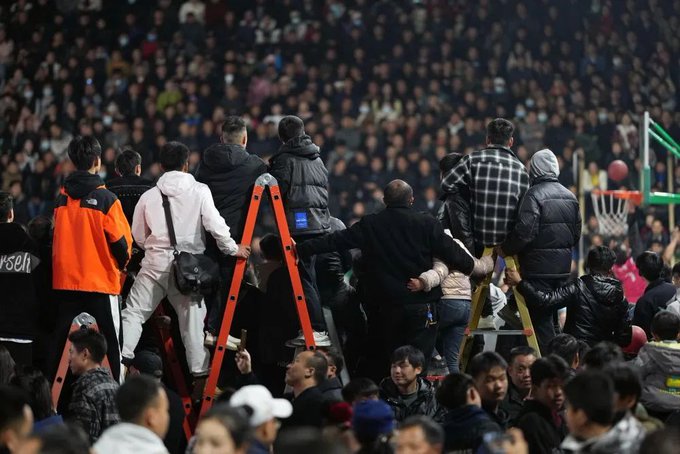 貴州「村 BA 」總決賽火翻全中國，不少人搬出梯子卡位觀賽，導致附近五金行的梯子都被火速搶空。 圖：翻攝自@Chunyu_China Twitter