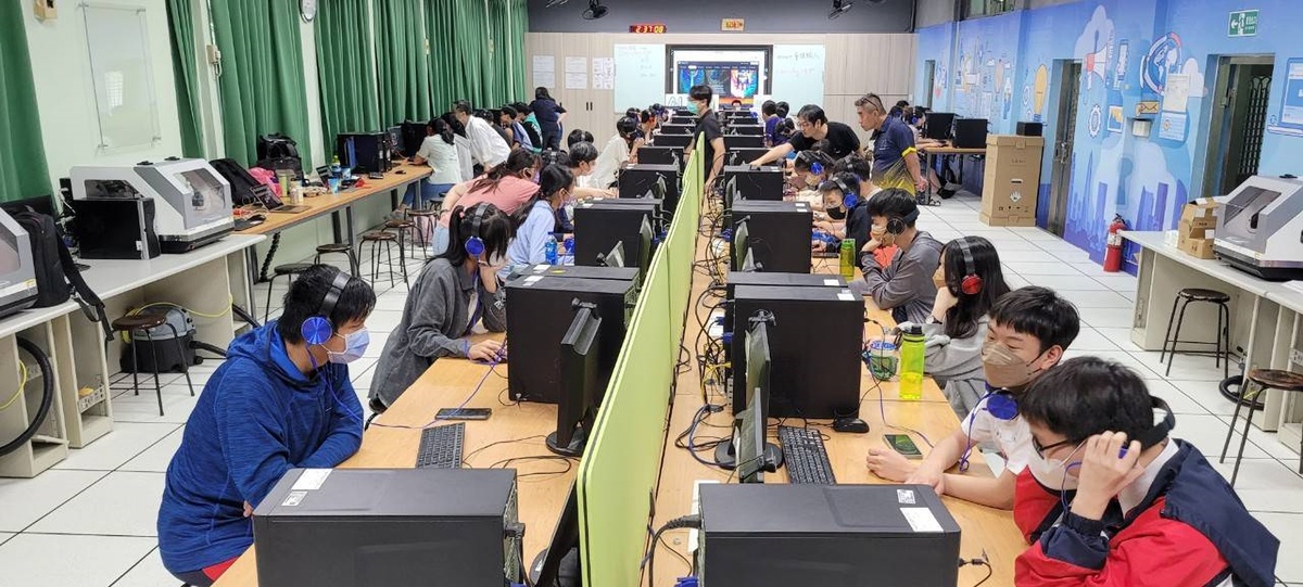 學生參加職業試探AI營隊-「輕鬆學AI和它們的魔法產地」，專心投入各項工具的學習。 圖：新北市教育局提供