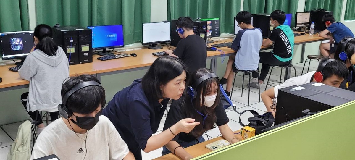 職業試探AI營隊中，講師一對一指導學生實作。 圖：新北市教育局提供